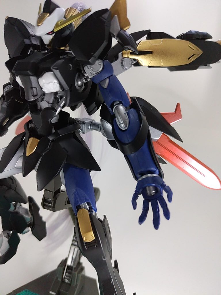 北欧神話のヘルは半身が腐敗している(生と死を表現している)事から、左腕と太ももの紺色部分を240番のペーパーで表面を荒らして、ガンダムマーカー ティターンズブルーで塗装して腐敗した皮膚を表現してみました。腹部も左側を削ってフレームが見えるようにしています。