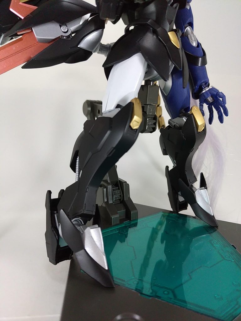 腹部、腰、太ももとつま先を煌・ギラーガを、ヒザから下、かかとまでをバエルを使いました。