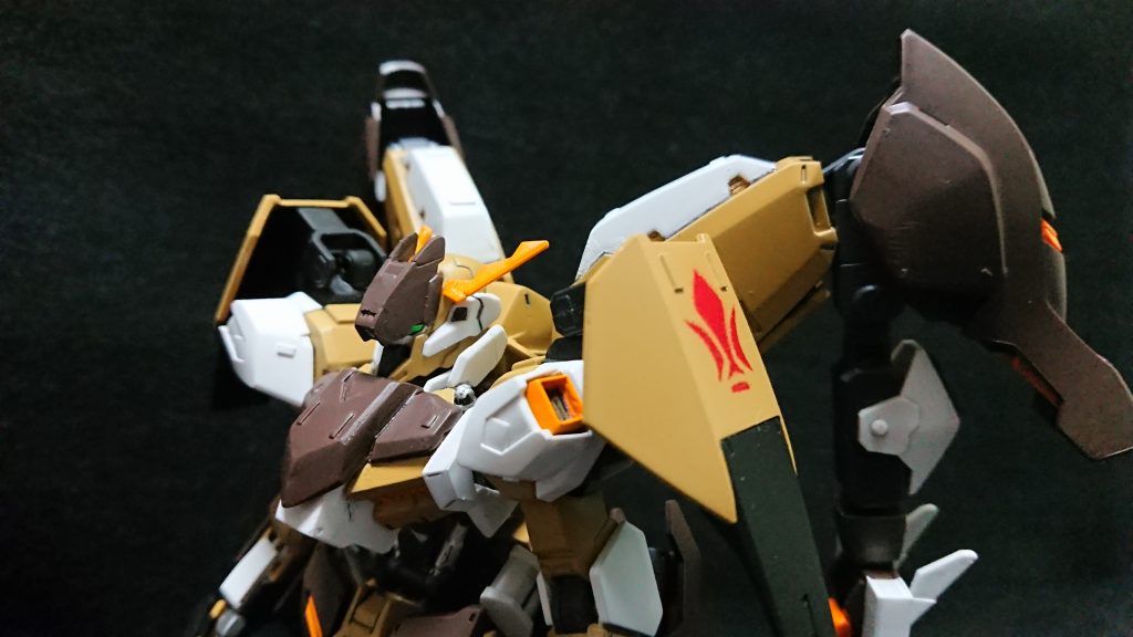 汚し前。
肩の鉄華団マークは自作マスキングで塗装しました。