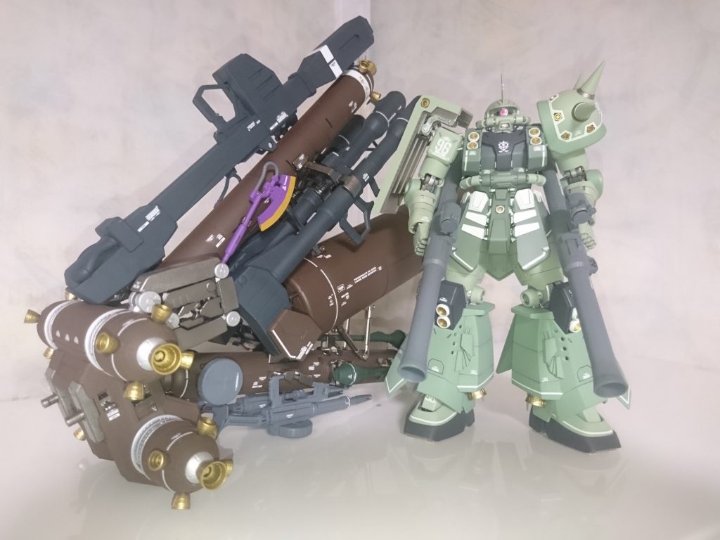 大型ブースターと一緒に飾れないので別々にしています。ヒートホークはアニメ版カラーで塗装。ビームバズーカと共に強引に武器セット（笑　に組み込みました。といっても穴開けて、はめ込みしてるだけですが。