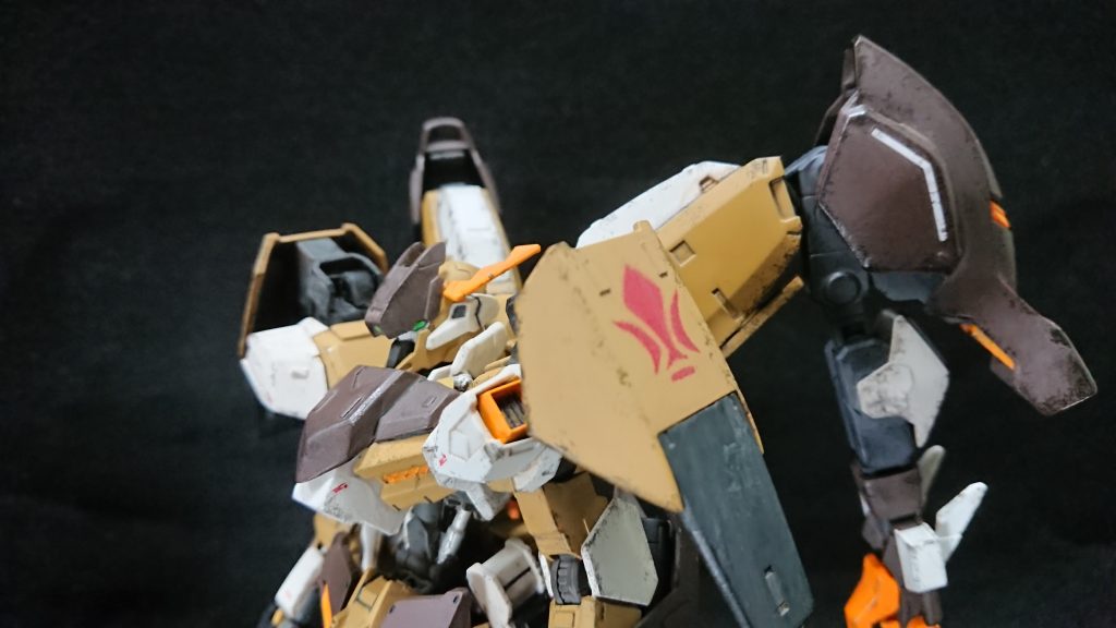 フルシティにリベイクのパーツをアーマー的に配置し、ジーエンアルトロンのドラゴンハングをバックパックに接続しました。
バックパックのシールド部は肩に移植しています。