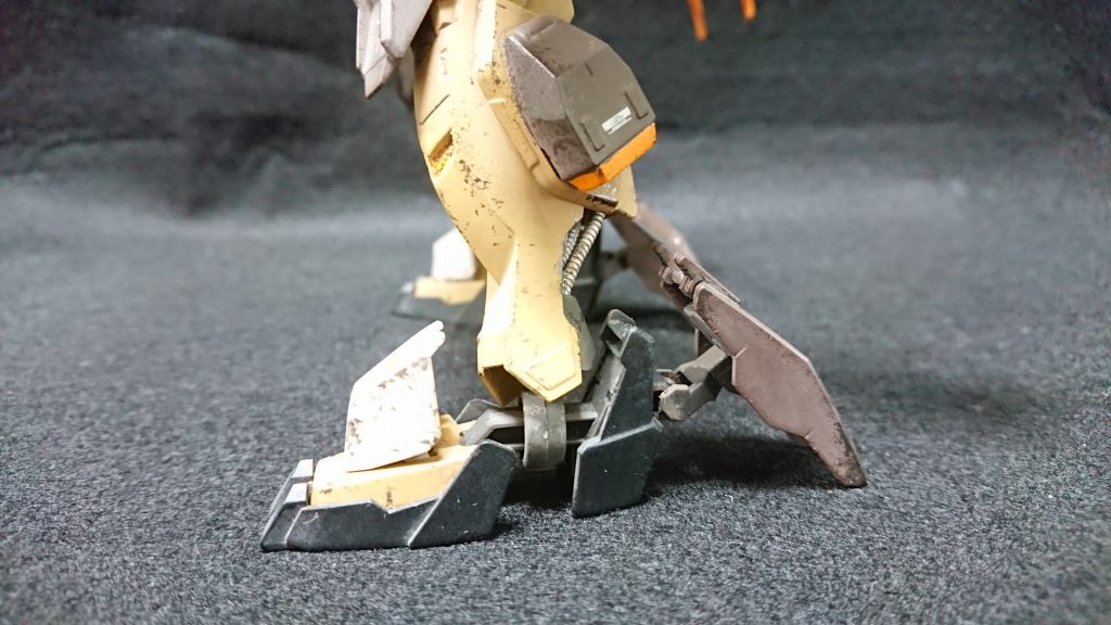 かかと部分にフラウロスのアームシールドを移植。
展開する事で接地力が強化されます。