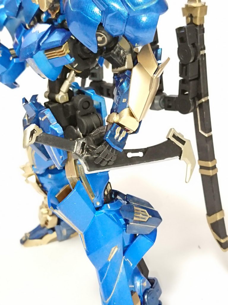 「鉤刀 マカミ」
機動の妨げにならない様腰回り周辺はスッキリさせています