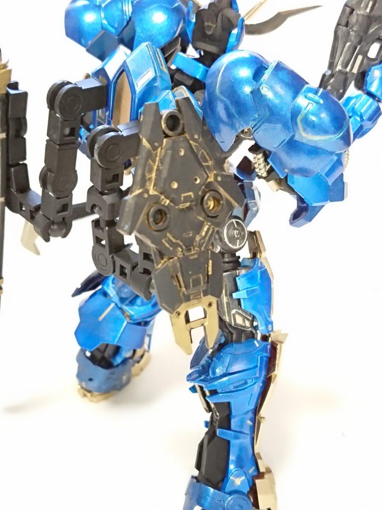 機動小盾 オロチ
盾の裏にビームブレードが備わっています。