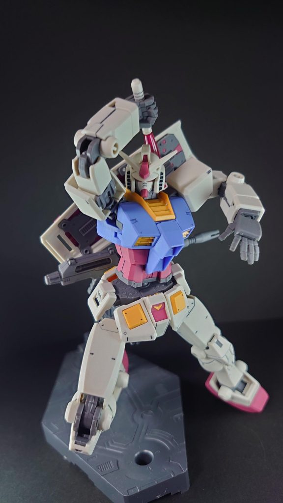 余りがちなビームサーベルをカットして抜刀シーンを再現。
この可動域なら無理なくできる！