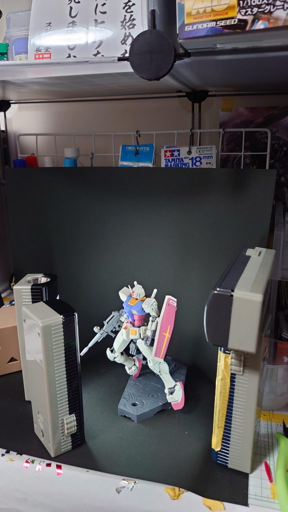 塗装ブース（上段）を出すのが面倒だったので作業ブースに画用紙とライト置いて撮影。
カメラはスマホです。