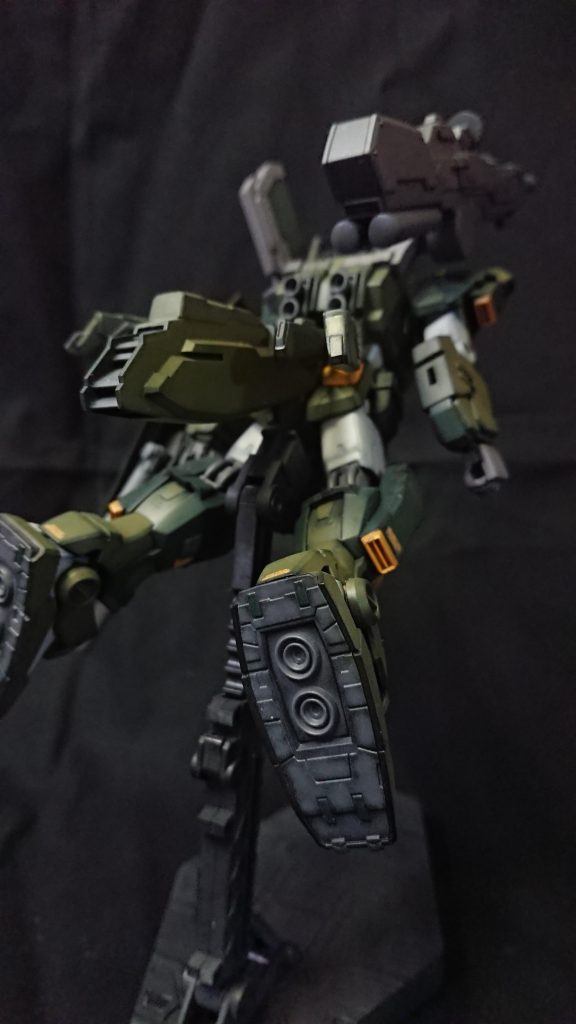 肩は裏側を見えにくくするため、ふくらはぎの横はMSVのイメージに近づけるため角バーニアパーツを接着しました