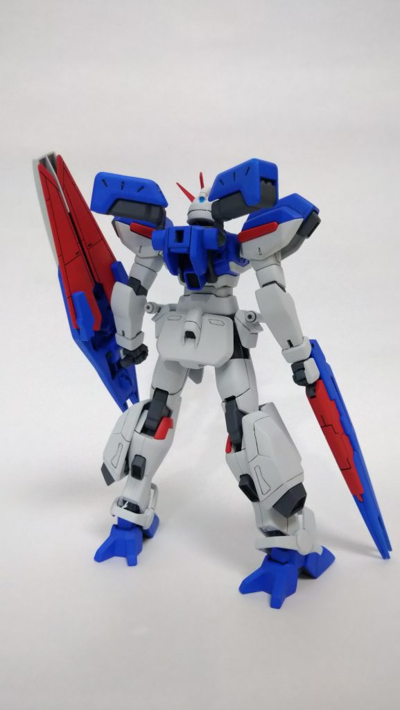 機体名: GAT-04G+S-A1 ガンダムグロリア                        ※素体状態の機体名は                                                           「GAT-04G ガンダムグローリー」            名前の由来は、ウィンダムは「勝ち続けている状態」という意味なので、「勝利の栄光」という意味を込めてこの名前にしました。                                         また、「グロリア」は「栄光」という意味で名付けたのではなく「GLORY」+「ACE」で「グロリア（GLORYA）」となります。この機体は、ビルドシリーズに出てくる機体をイメージして作りました。また、ウィンダムっぽさを残すために、改造箇所は最小限に抑えました。頭部は、ウィンダムの頭部の形状に近いビルドストライクガンダムのものを使いました。また、フェイスパーツはスターバーニングのものに変更してあります。可動域を広くするためにスカートは丈を短くしています。 