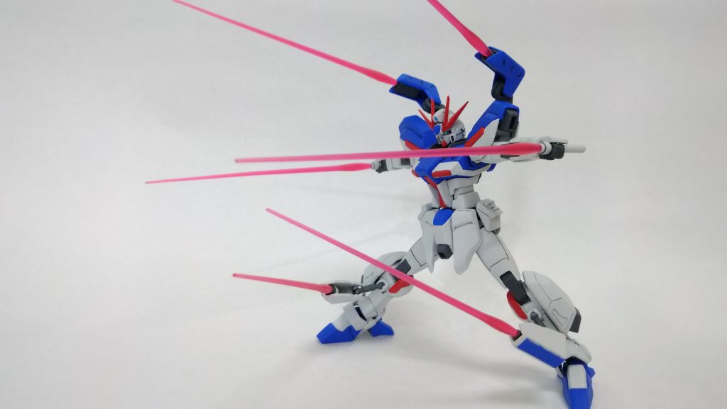 バックパックと両膝にはビーム砲兼ビームライフルを内蔵しています。ビームサーベル6本持ちってポージング難しいですね。ついでに、このギミックはセラヴィモチーフです。