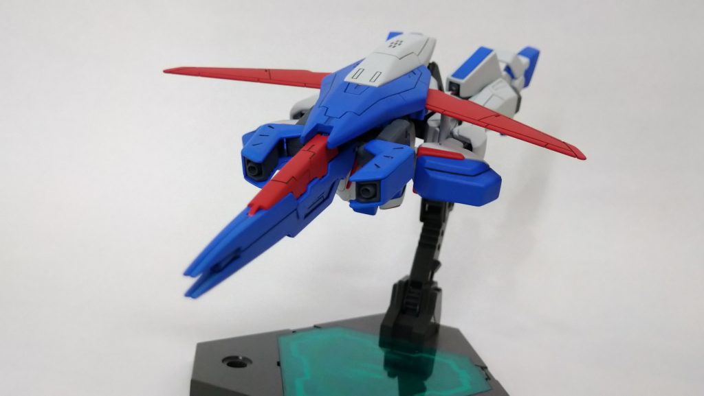 シールドとライフルをシャイニングブレイクから流用という時点で、察しの良い人はわかっていたかもしれませんが、飛行形態に無理やり変形可能です。