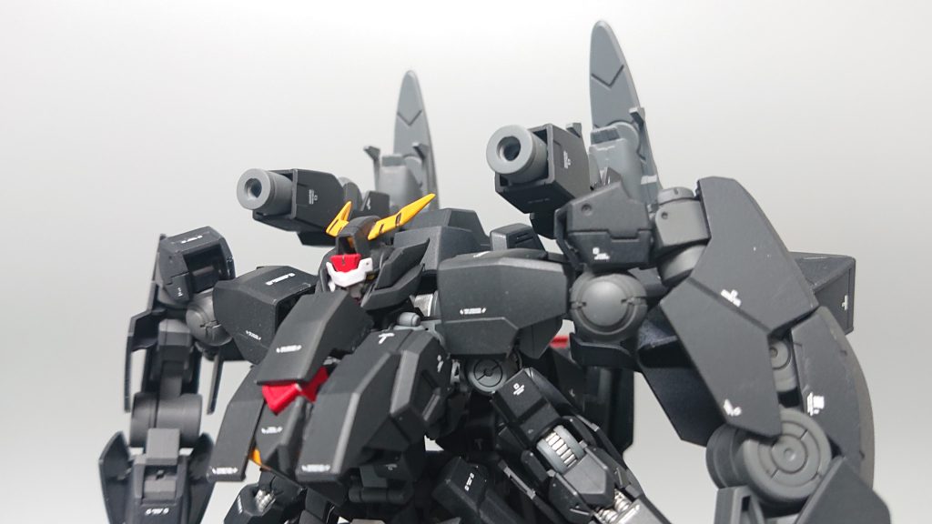 背部キャノン砲展開状態
背中にあるフレキシブルスラスターに装着されているキャノン砲。スラスターを180度回転して砲身を展開している。反動が大きい。