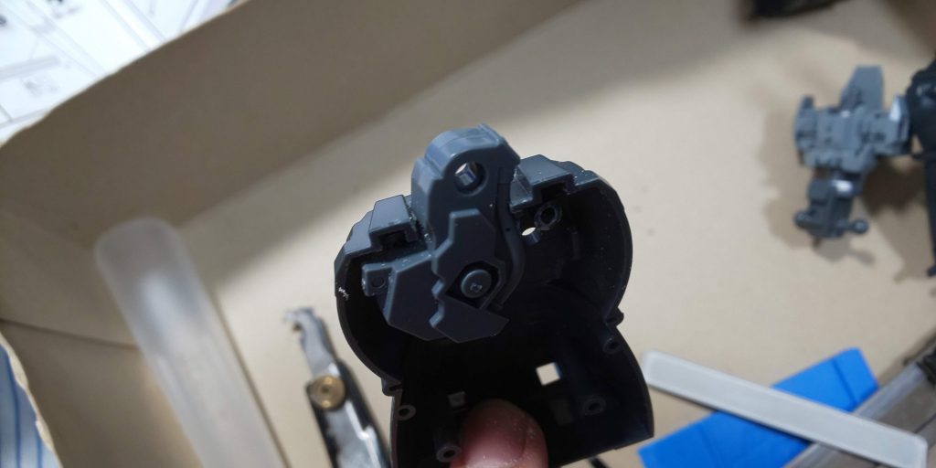 Ex-s[bst]旧版のブースター部、幅の広い方を削り込んで、ゼータプラスC1の膝間接部を埋め込みます