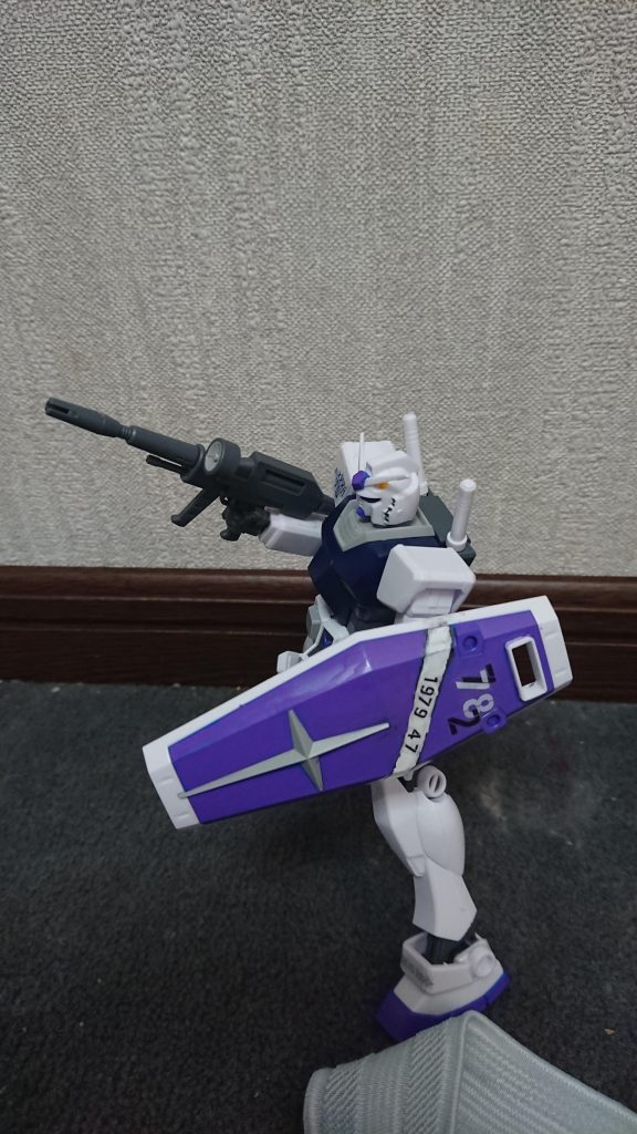 シールドの白い部分はマスキング塗装。マーキングシールは30MMのアルトのものを使用。シールドの1979 47は第１話の初回放送日である1979年4月7日を意味します。