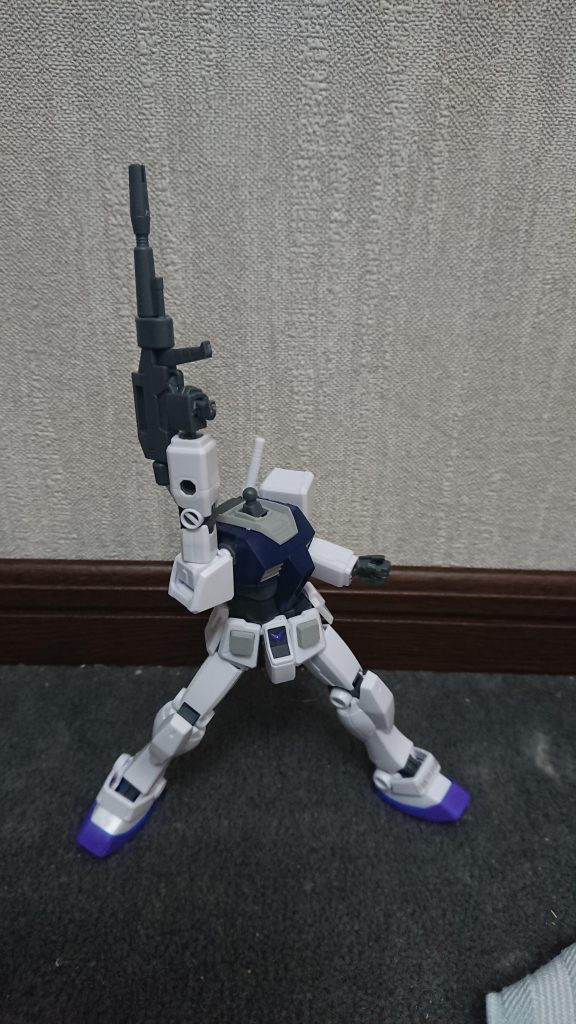 お決まりのラストシューティング。
G3と0ガンダムを足して割ったようなカラーリングのガンダム。