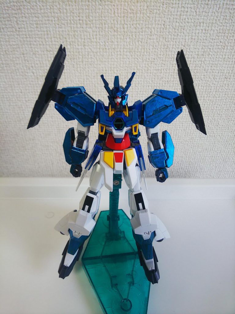 武装を排除した状態
戦闘を想定していないため、攻撃手段は頭部内臓のビームガンのみ。
両肩には武装アタッチメント付の防御シールド発生装置を搭載。
エネルギーを大量に消費するが、アルミューレ・リュミエールのようなシールドを展開できます。