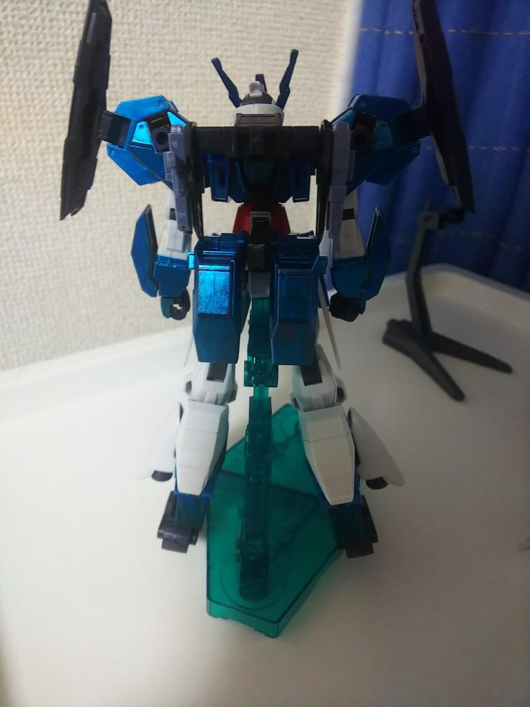 最後に背面。
腰にはブースターを増設、脚部にはローラーを装備しており地上や小惑星などで飛行が困難な場合に使用します。
ローラーは回転することで発電する機能があり単機での長時間作業を可能にしております。
戦闘用として製作された機体ではないがアセムが搭乗することが前提であるため戦闘力はとても高い。