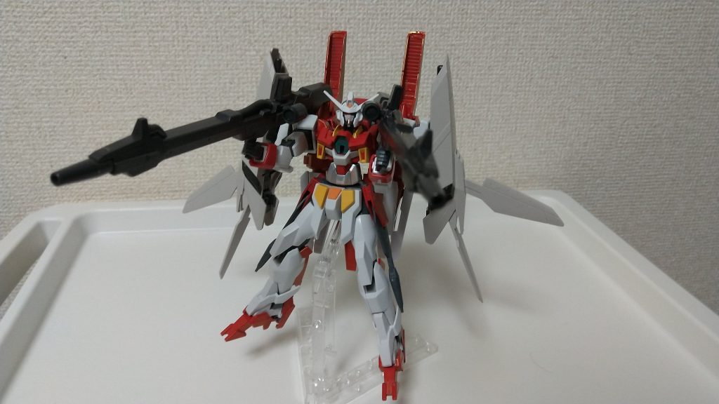 マグナスキャノンは固定状態・手持ち状態に切り替えて使用でき、固定式では長距離砲、手持ち式では連射可能なバズーカになります。
隠れていますが機首にもなるドッズライフルがあります。