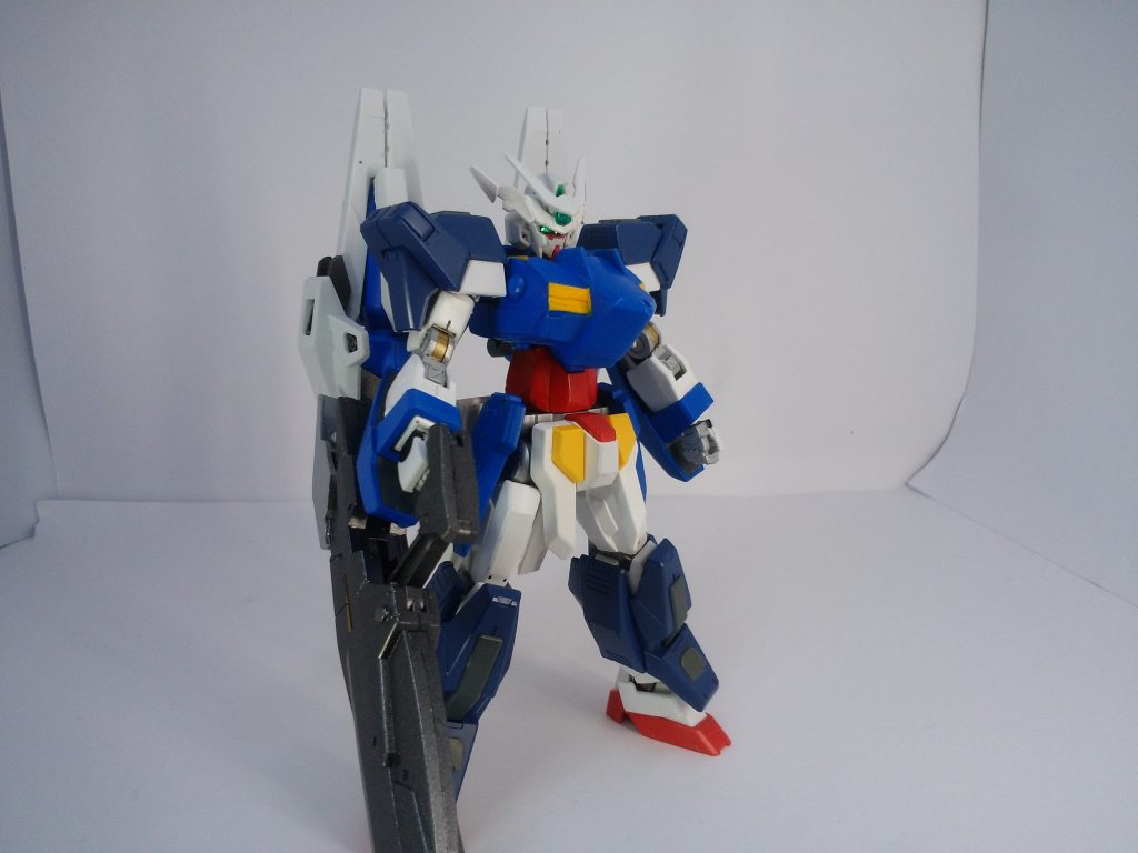 ファンネルツヴァイウェアの時は頭部に白色のアンテナが追加される。