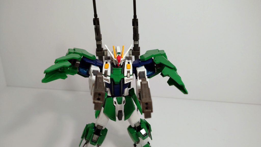 二丁のビームピストルは鞘の根元に収納されてます。