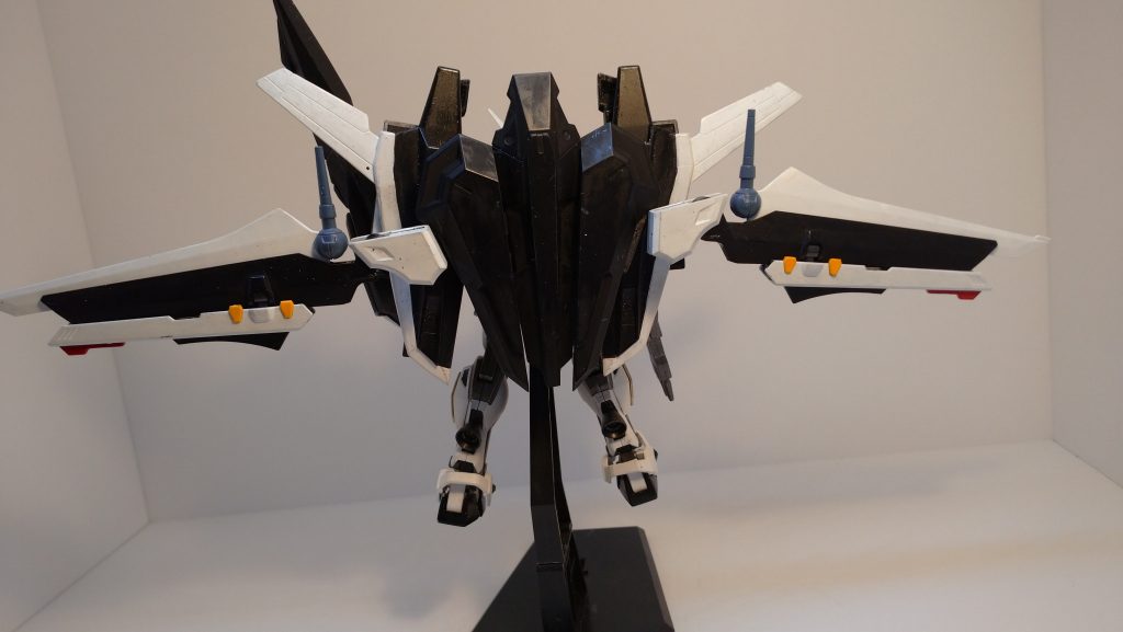 ストライカーは「Ζ」+「ノワール」+「コトブキヤのバックパック」で構成。機首部はシールドが接続します。
かなり大型になってしまいました。