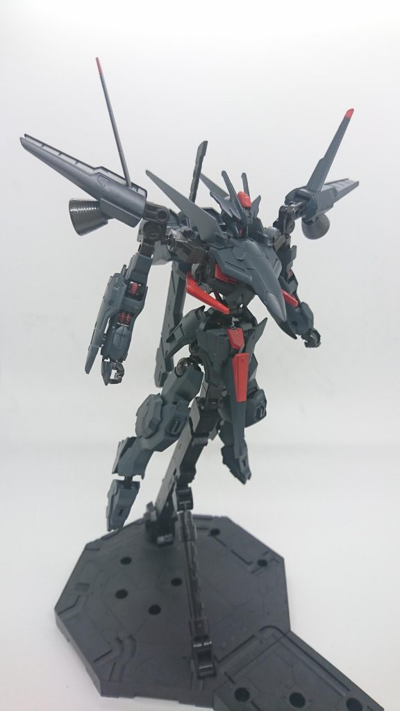 機体は黒に近い濃い紺色。
両肩に大推力バーニアを装備し、重すぎる機体重量と巨躯を無理やり制御する。
機体重量の影響で重力下での運用が難しく、海中や無重力空間で試験運用が行われた。