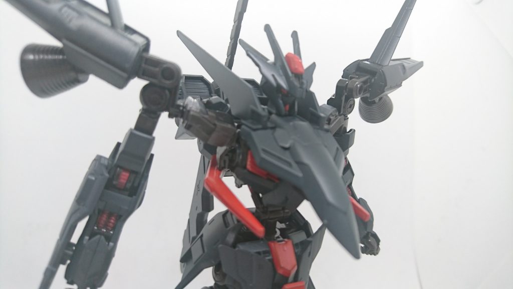 コクピットブロックは左右一対のリアクターに挟まれた真ん中に位置するが、これは現存するガンダムフレームと同様の位置にある。
胸部装甲が厚く、庇の様な装甲が前に突き出しているが、これは空力特性や防御性能等を考慮したためと考えられる。