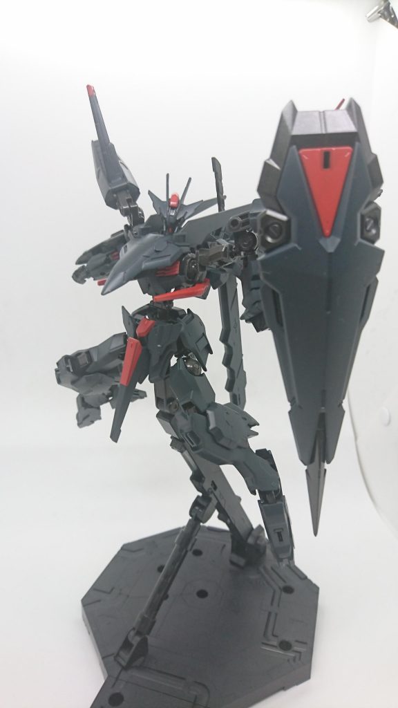 アイギスの盾
高硬度レアアロイ製の巨大な盾。
現存するガンダムフレームと同等の重量。
防御力は圧倒的でモビルアーマーのビーム兵器や近接攻撃などあらゆる攻撃を防ぐ。
盾の形状から攻撃を受け止めるのではなく受け流すことも可能であり、後のダインスレイヴの様な兵器に対しても高い防御力を発揮するが、これほど巨大な盾を装備できる機体がいないことや、盾が壊れる前に機体が破壊されてしまうため、実用化に至らなかった。