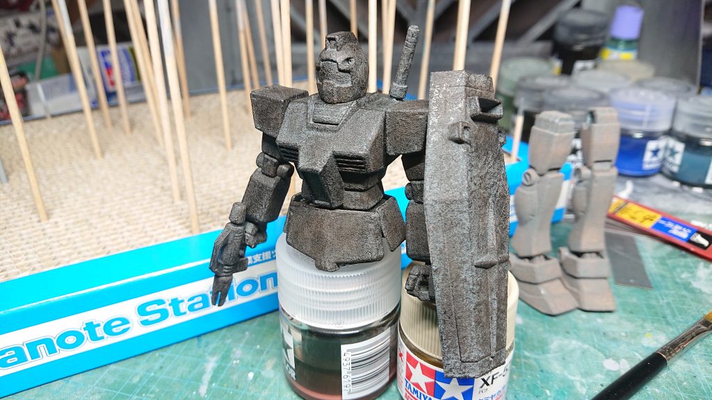 塗り加減の確認
両脚との対比
もとのはまだまだ砂岩て感じで