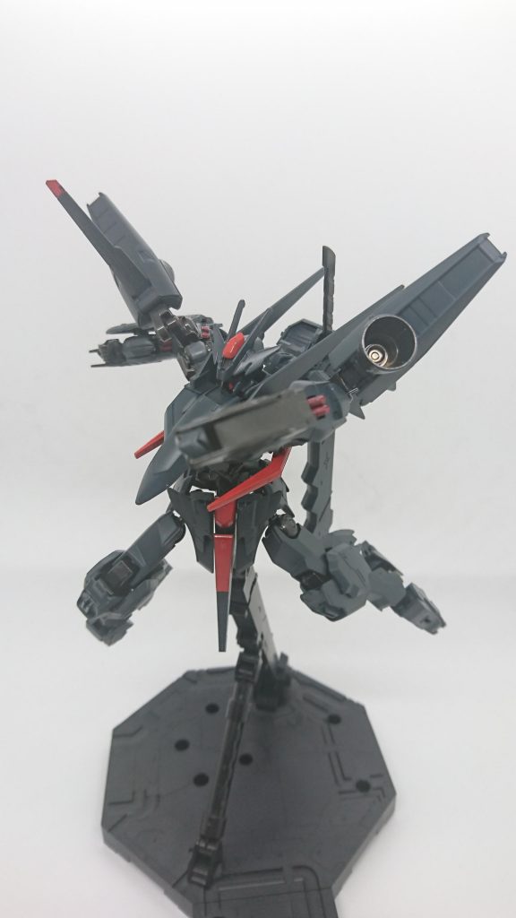 両腕部に、使用時に展開する高硬度レアアロイ製のナックルガードを装備する。
ガンダムフレームと同等の硬度を持ち、機体重量も相まってその打撃はモビルアーマーの装甲をたやすく破壊できる。