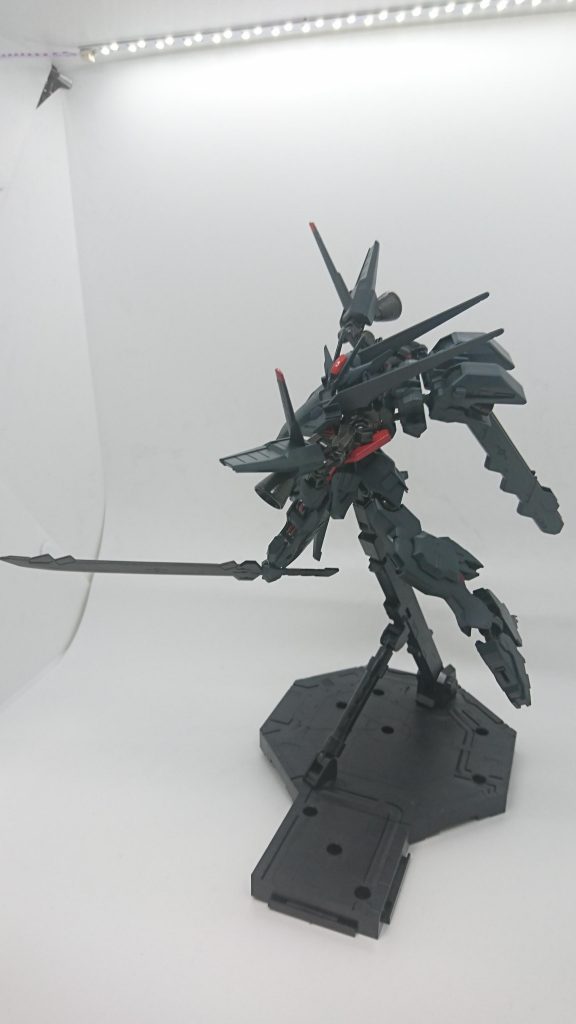 現存するガンダムフレームの試作機の一機として開発された古代のモビルスーツ。
その名前「ナハティガル」は秘かに受け継がれている。