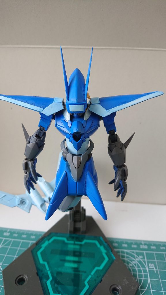 正面図です。
それらしい形にはなったかなと思います。
肩アーマーを胴体側に取り付けたことで、一気に雰囲気が出ました。