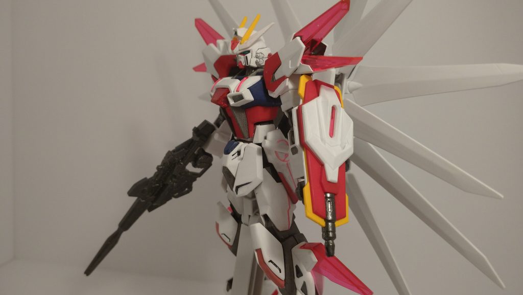 シールドはライフルと連結させないのでビルドストライクのチョバムシールドのビームガンを付けました。