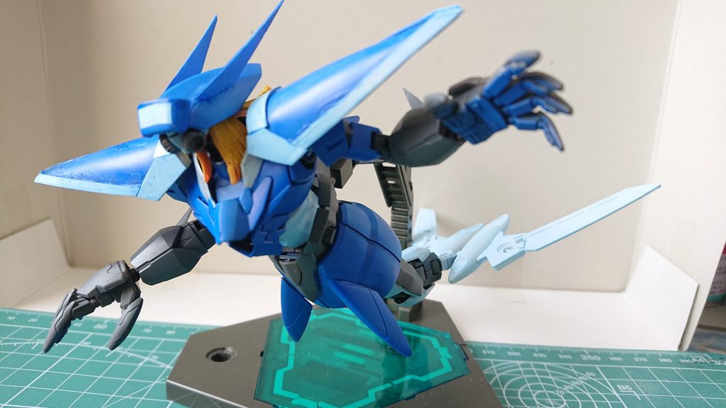 公式絵っぽく
下半身のアーマーが外れやすいことを除けば、良く動いてくれます。
肩周りも大きな干渉が無く、かなりスムーズに弄れます。