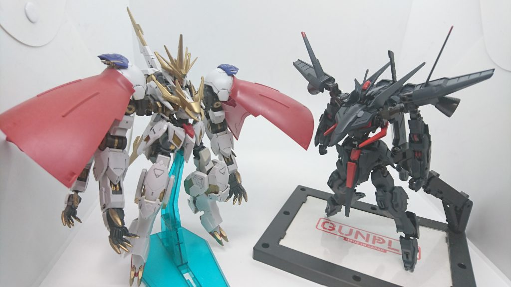 古代ナハティガルとナハティガルの王「ナハティガルカイザー」
他のナハティガルシリーズと比べると、バックパックの形状や腕などに通った点はある。