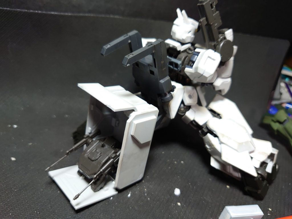 背中のコンテナ
装備やモビルワーカーなどを運んだり