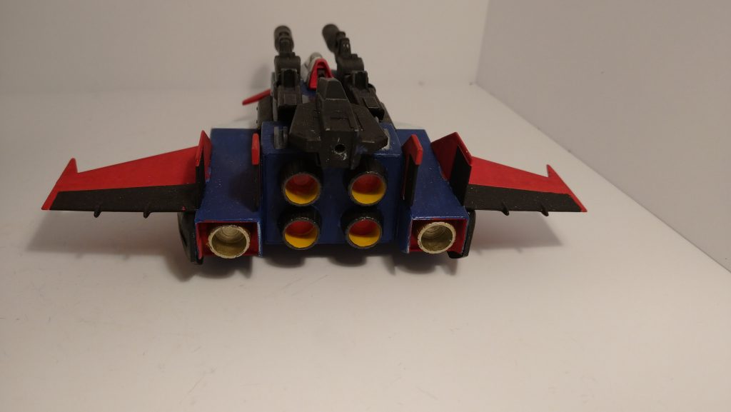 基本は昔のGファイターそのままです。ストライカーパックを装着させるためにビルドブースターMark-Ⅱの機首部を装着。