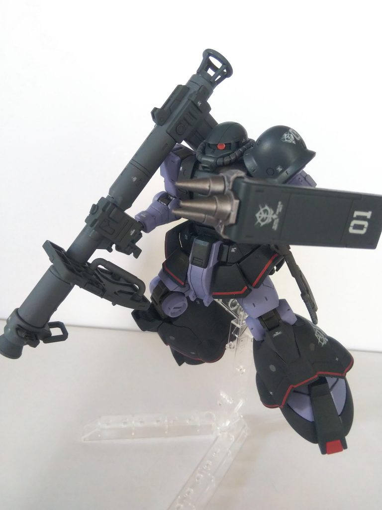 頭部や胸部、ショルダーアーマーの青っぽい部分は明るすぎる気がしたのでクレオスのネイビーブルーで塗装