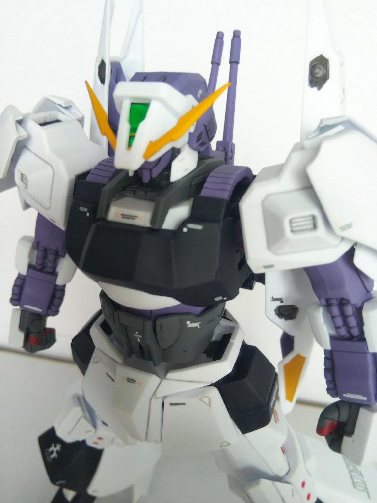 額はモノアイではなくセンサーに。ヘイズルの登頂部センサーも黄色いラインが入っていたので、アンテナの黄色い部分はそのままラインにしました。