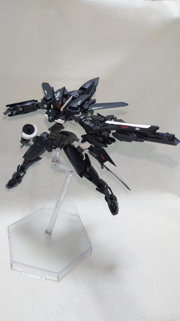 武装はオーバーフラッグのリニアライフルをカスタムした『GNツインリニアライフル』
上の銃口で実弾をGN粒子で発射、下の銃口でビームを発射します
ライフルを所持していますが、遠、中距離の牽制に使用して、隙を見計らってライフルを捨てて突撃しちゃいます