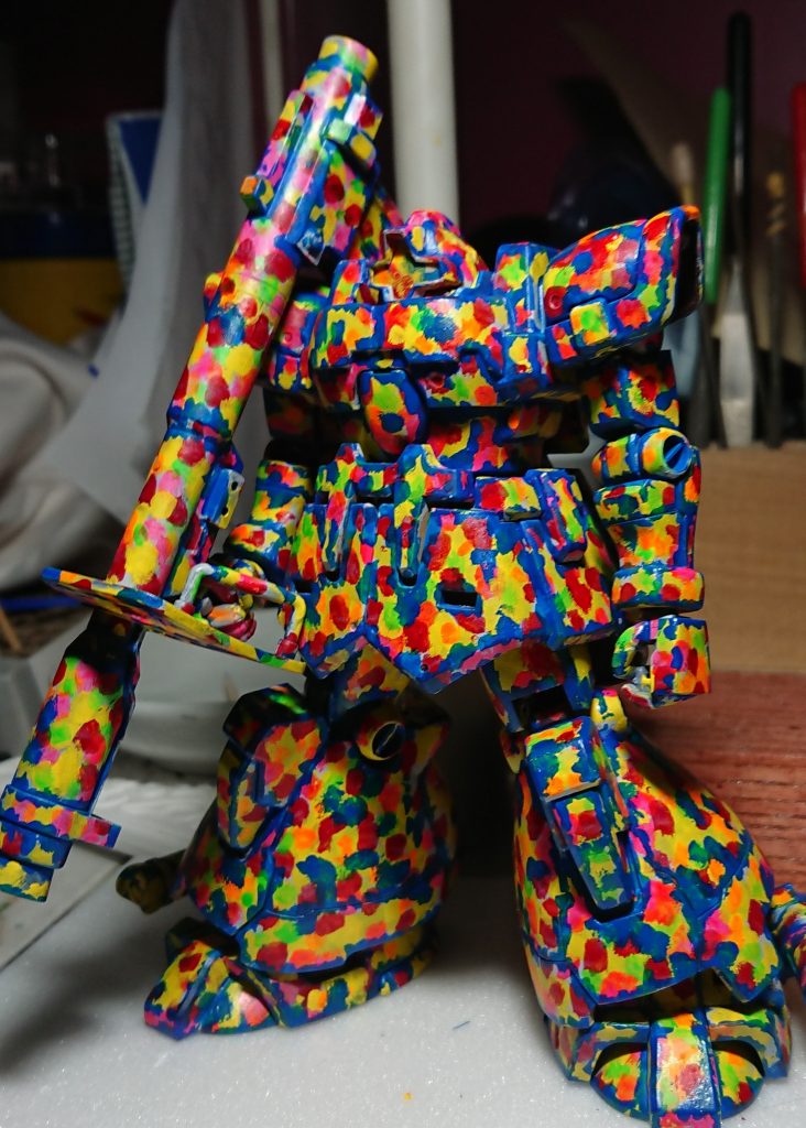 下地は黄色ベースで複数の色を筆塗。蛍光色を使うのがポイントで、特に蛍光オレンジはミドルストーンに透けてくれるとよい感じになります。