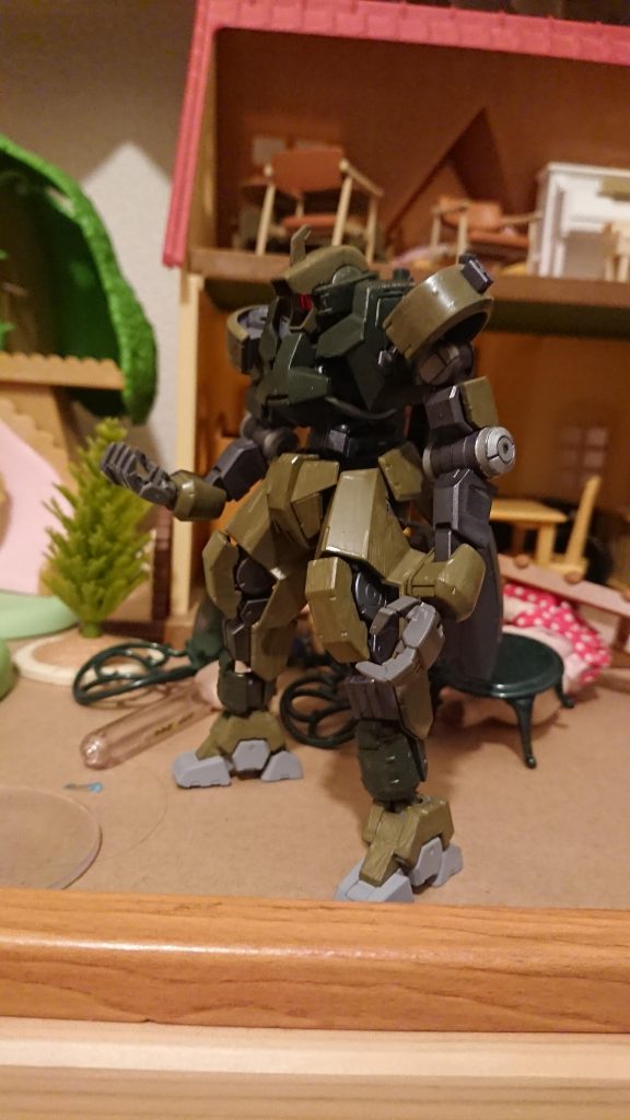 ラッカー塗料でグリーン系で筆塗り。色が気に入らないのと作業が進まないのでラッカー塗料は諦めてこの後塗装を剥がしました。