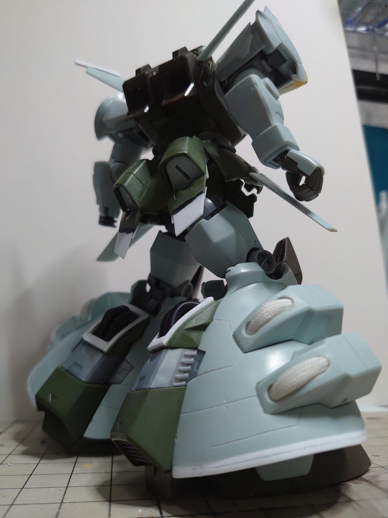 脚は外側だけ延長加工してます
各部塗り分け用のスジボリをして
塗装に入ります