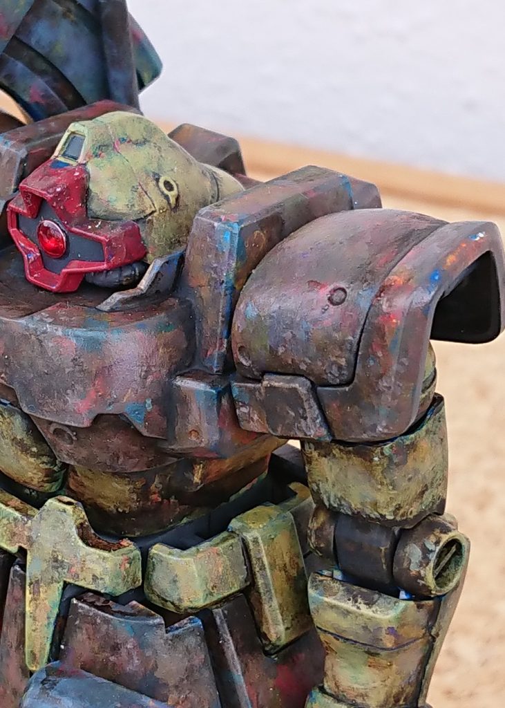 下地の意図的な塗り残し、上塗り、あ、エナメル黒も使おう、彩度の高い青もいい味出るぞと全身こんな感じです。最下地は溶きパテ塗ってあるので、若干の凸凹がいい味出してます。