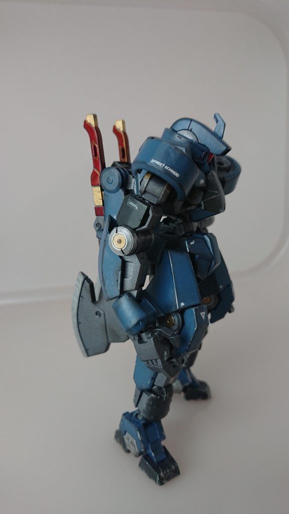 腕の外装はアインの脚の外装。肩はシールドを外してダボを切りパテ埋めしてます汚い!