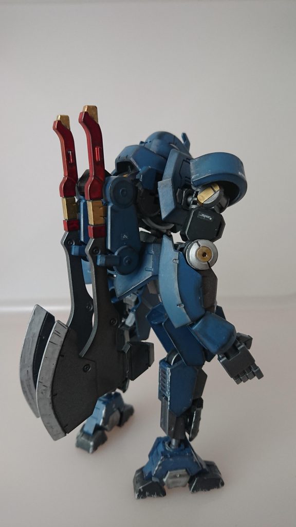 腰のスカートもアインの、襟はアインの襟をそのまま使うと高さがあって頭が入らないので半分位の高さに削ってます。