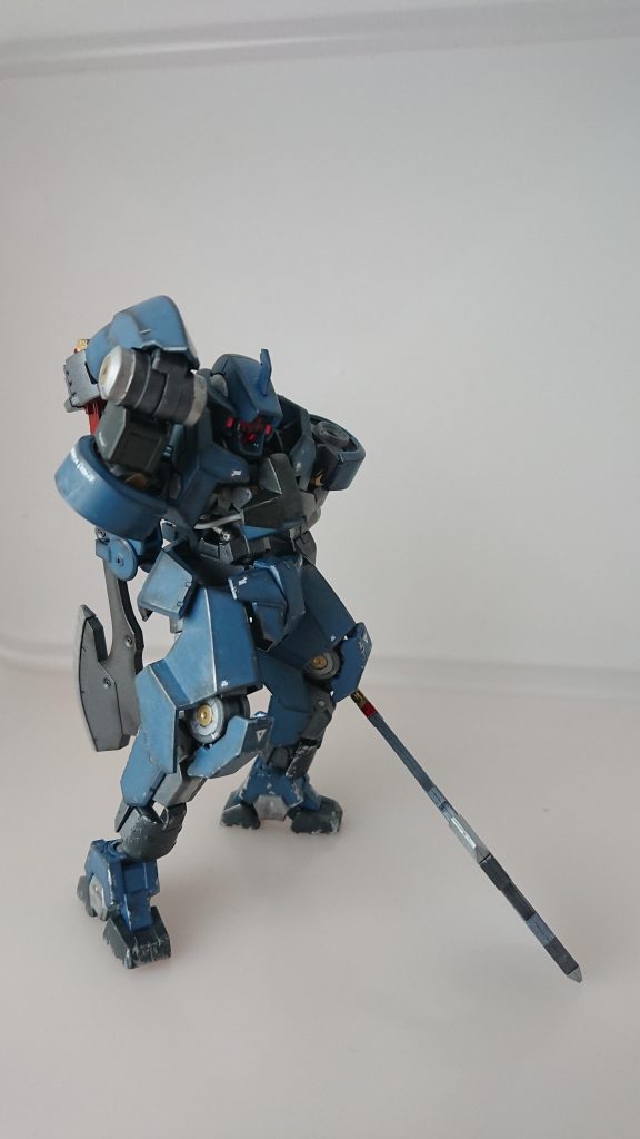 もちろん背中のエモノにも手が届きます。鉄血スゲーな!