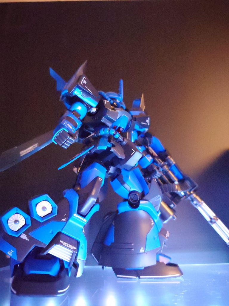 武器の持ち方でバランスが悪いので、関節改造を行い、並行を保ててます