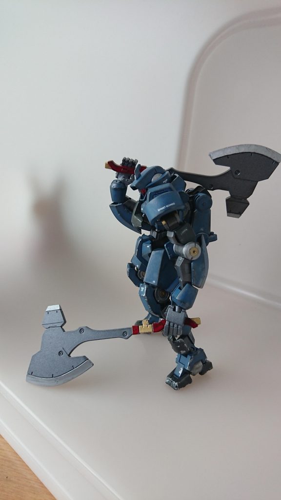 多少のデカールとウェザリングで塗装の汚さをごまかす。
壁の外にいつものあの娘が!?