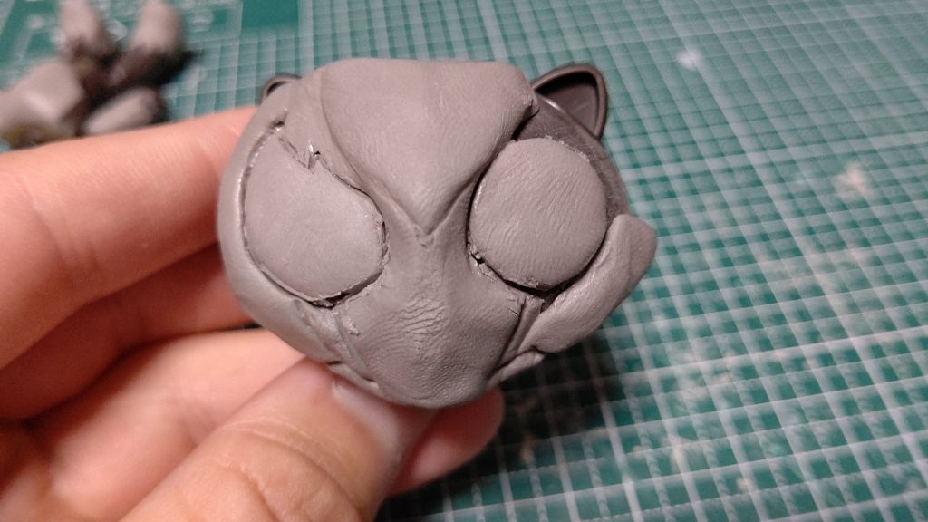 いつものパテ盛りから。ディテールを確認しながら盛り付けます。