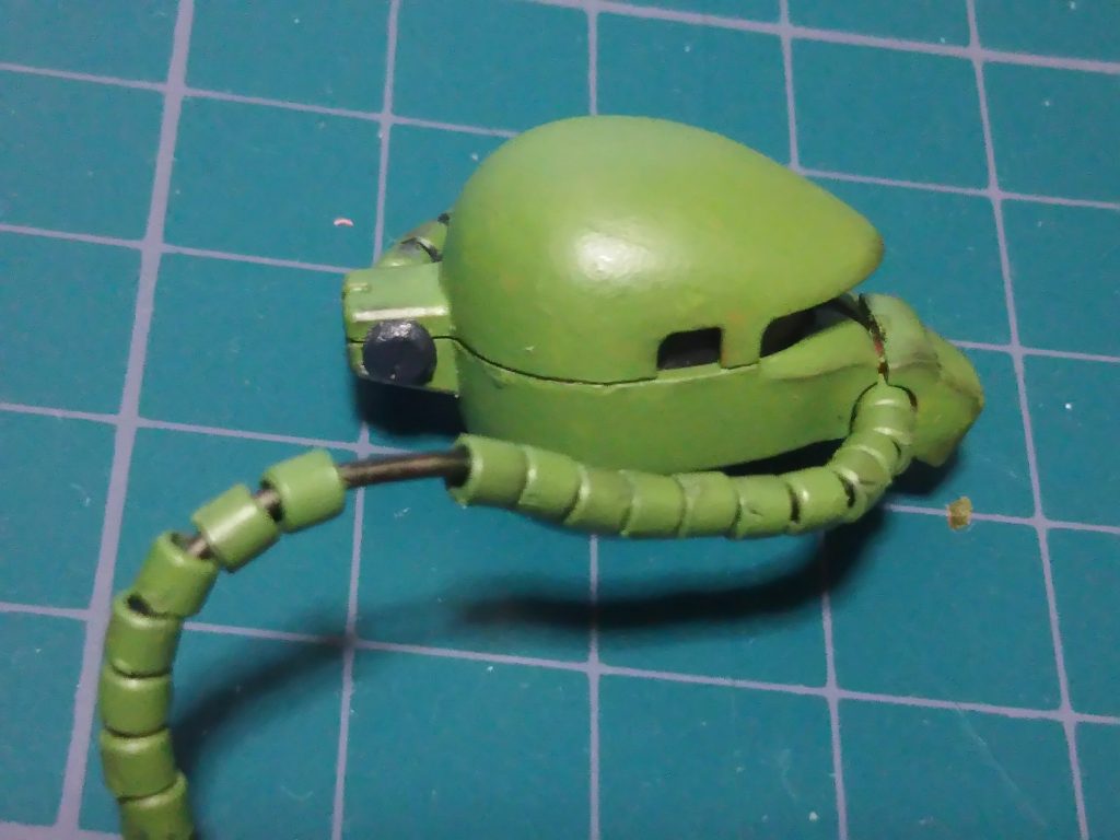 顔の右側のパイプをアルミ線を通したパイプにした事で、旧キットでは不可能だった首の可動が可能になりました。